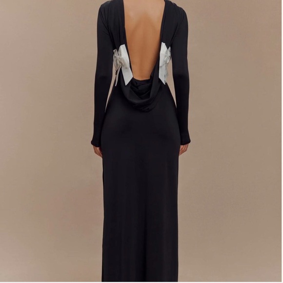 Meshki Elegant Backless Dress with White Bows - Picture 3 of 4